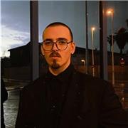 English teacher with experience in teaching online and offline